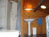 la petite salle de bain dans la chambre principale, a une douche , un bidet, un wc.