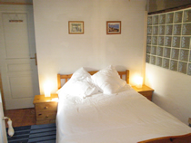 The downstairs double has an annex bunk room and en-suite with spa-bath