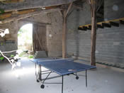 Il y  a une table de ping-pong dans la grande grange (la nuit il y a des lumières)